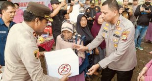 Serentak, Polisi Serahkan 2.500 Paket Sembako di Wilayah Hukum Polres Metro Tangerang Kota